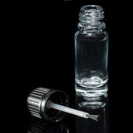 Leere glas Flasche mit Pinsel