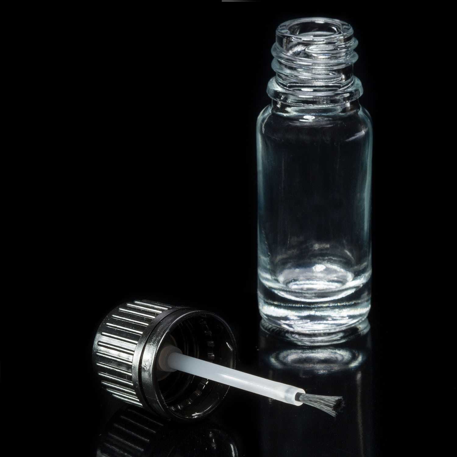 Leere glas Flasche mit Pinsel