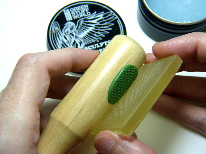 how-to-sculpt-chain-mail-with-green-stuff-putty-02