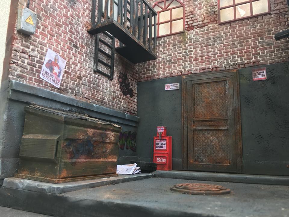 callejon_escala_112_para_figuras_tipo_marvel_o_similar
