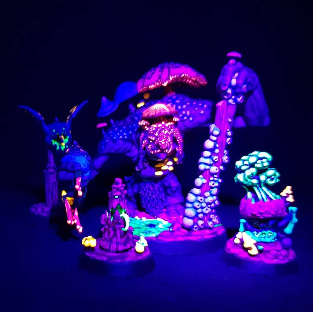 Green Stuff World on X: We have called it  King Stuff Green !! A mini  of our friends from @puppetswar in which we have used our UV fluor resin !  . @